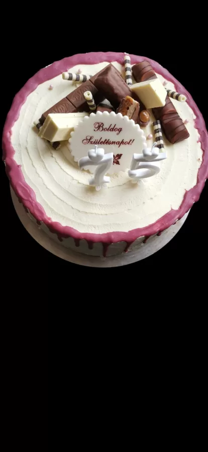 Málna és szederbetétes fehércsokis torta